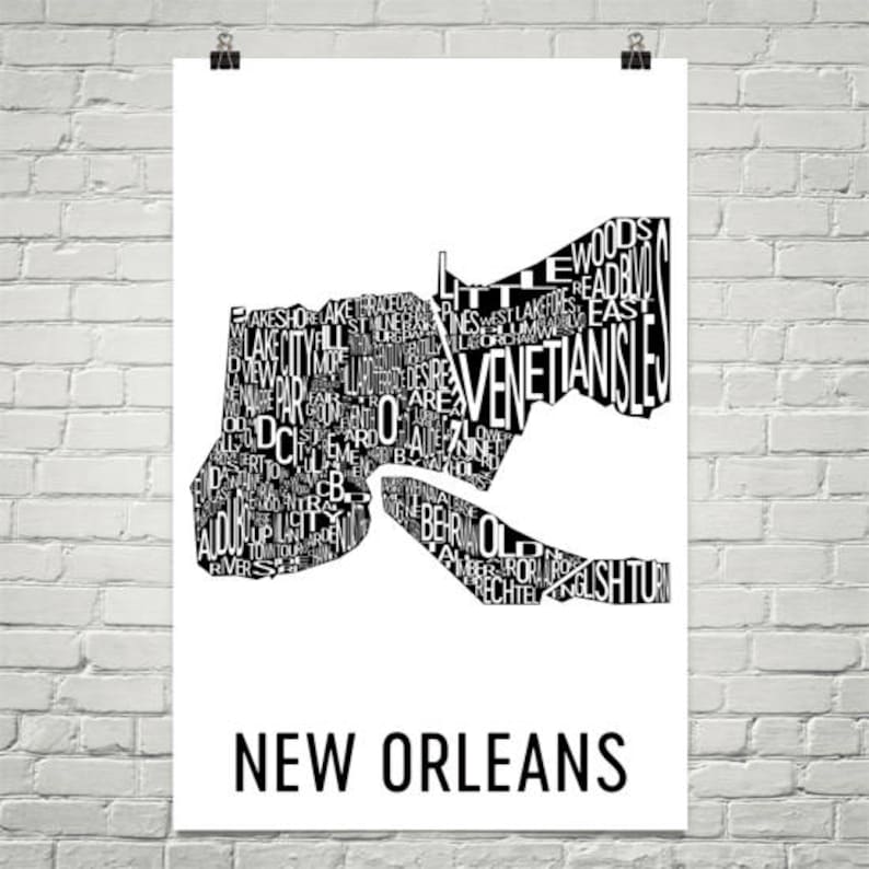 Peut inclure: Impression typographique en noir et blanc de la ville de la Nouvelle-Orl&eacute;ans. L'impression pr&eacute;sente les noms des quartiers et des monuments de la ville. Le texte est dispos&eacute; de mani&egrave;re &agrave; ressembler &agrave; la forme de la ville.
