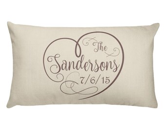 Puede incluir: Cojín beige con un diseño de corazón marrón que dice "The Sandersons 7/6/15".