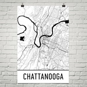 Puede incluir: Impresión de mapa en blanco y negro de Chattanooga, Tennessee. El mapa muestra las calles, ríos y otras características geográficas de la ciudad. El nombre de la ciudad está impreso en negrita, en letras negras en la parte inferior del mapa.