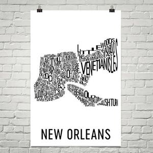 Peut inclure: Une impression d'art typographique en noir et blanc de la ville de la Nouvelle-Orl&eacute;ans. La typographie est dispos&eacute;e en forme de contour de la ville. Les mots incluent les noms des quartiers, les monuments et autres points d'int&eacute;r&ecirc;t.