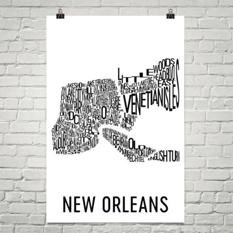 Peut inclure: Une impression d'art typographique en noir et blanc de la ville de la Nouvelle-Orl&eacute;ans. La typographie est dispos&eacute;e en forme de contour de la ville. Les mots incluent les noms des quartiers, les monuments et autres points d'int&eacute;r&ecirc;t.