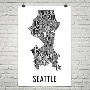 Könnte beinhalten: Ein schwarz-weiß Poster der Stadtkarte von Seattle. Die Karte ist mit den Namen der Stadtteile von Seattle gefüllt. Das Wort "SEATTLE" ist in fetter, schwarzer Schrift am unteren Rand des Posters gedruckt.