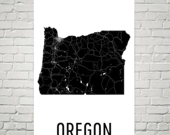 Puede incluir: Un mapa en blanco y negro de Oregón con todas las carreteras y autopistas delineadas. El nombre del estado "OREGON" está impreso en negro en la parte inferior del mapa.