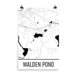 Puede incluir: Impresión de mapa en blanco y negro de Walden Pond con el nombre "Walden Pond" impreso en negro en la parte inferior.