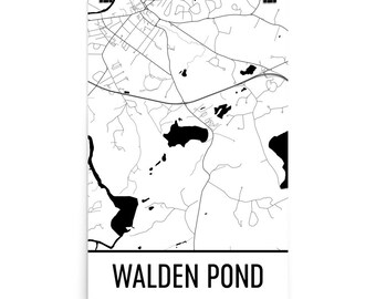 Op de afbeelding: Zwart-witte kaartprint van Walden Pond met de naam "Walden Pond" in zwart onderaan.