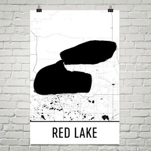 Może przedstawiać: Czarno-biały wydruk mapy Red Lake, z obszarem jeziora wypełnionym na czarno. Mapa zawiera drogi i inne cechy geograficzne. Słowa "RED LAKE" są wydrukowane pogrubioną, czarną czcionką u dołu wydruku.