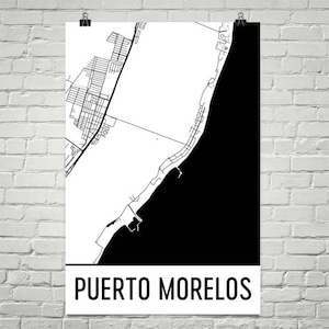 Peut inclure: Une carte en noir et blanc de Puerto Morelos, au Mexique, avec des contours détaillés des rues et du littoral. La carte est imprimée sur un fond blanc, avec le nom de la ville en lettres noires en gras en bas.