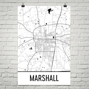 Puede incluir: Impresión de mapa de la ciudad en blanco y negro de Marshall, una ciudad en el estado de Michigan. El mapa muestra las calles y carreteras de la ciudad. El nombre de la ciudad está impreso en negro en la parte inferior del mapa.