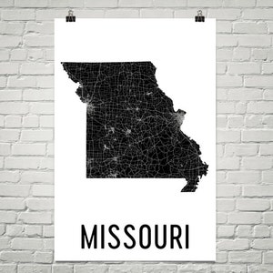 Puede incluir: Mapa en blanco y negro de Misuri con el nombre del estado impreso en blanco debajo del mapa.