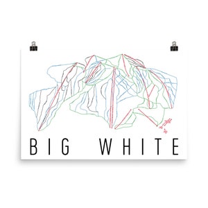 Puede incluir: Un mapa en blanco y negro de la estación de esquí Big White en Columbia Británica, Canadá. El mapa muestra las diferentes pistas de esquí, los remontes y otras características de la estación. El texto "BIG WHITE" está impreso debajo del mapa.
