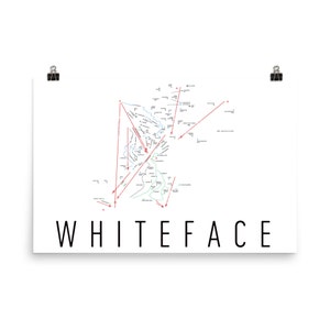 Puede incluir: Un póster blanco con un mapa detallado de una estación de esquí, con líneas rojas y azules que indican las pistas y los remontes. La palabra "WHITEFACE" está impresa en letras mayúsculas negras en la parte inferior.