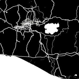 K&ouml;nnte beinhalten: Schwarz-wei&szlig; Karte einer Stadt mit Stra&szlig;en und Wegen. Die Karte zeigt ein gro&szlig;es Gew&auml;sser im Zentrum.