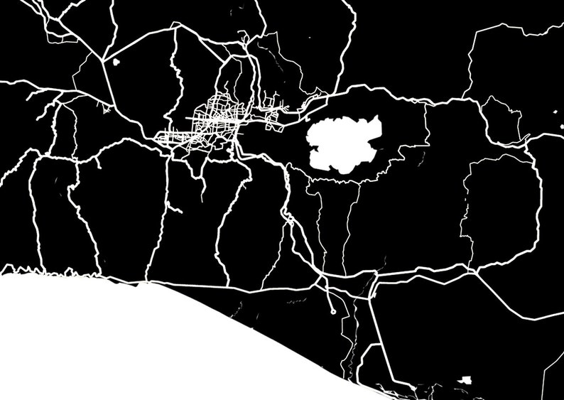 K&ouml;nnte beinhalten: Schwarz-wei&szlig; Karte einer Stadt mit Stra&szlig;en und Wegen. Die Karte zeigt ein gro&szlig;es Gew&auml;sser im Zentrum.