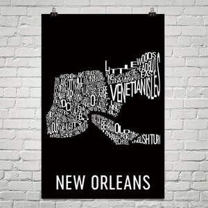 Peut inclure: Une impression d'art typographique en noir et blanc de la ville de la Nouvelle-Orl&eacute;ans. L'impression pr&eacute;sente les noms des quartiers et des monuments de la ville, dispos&eacute;s en forme de contour de la ville.