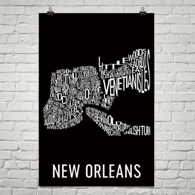 Peut inclure: Une impression d'art typographique en noir et blanc de la ville de la Nouvelle-Orl&eacute;ans. L'impression pr&eacute;sente les noms des quartiers et des monuments de la ville, dispos&eacute;s en forme de contour de la ville.