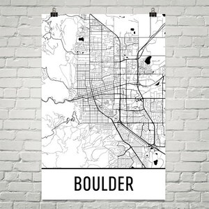 Könnte beinhalten: Eine Schwarzweißkarte von Boulder, Colorado. Die Karte zeigt die Straßen und Stadtteile der Stadt. Das Wort "BOULDER" ist unten auf der Karte in Schwarz gedruckt.