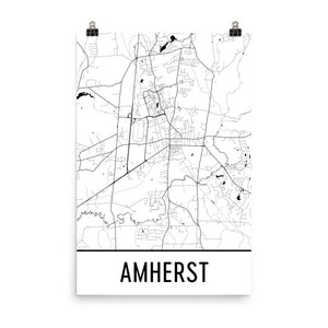 Könnte beinhalten: Ein Schwarzweiß-Kartenabdruck von Amherst, Massachusetts. Die Karte zeigt die Straßen und Wege der Stadt. Der Name der Stadt "Amherst" ist unten auf der Karte in Schwarz gedruckt.