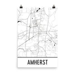 Könnte beinhalten: Eine Schwarzweißkarte von Amherst, Massachusetts. Die Karte zeigt die Straßen und Wege der Stadt sowie einige ihrer Parks und Seen. Das Wort "Amherst" ist unten auf der Karte in Schwarz gedruckt.