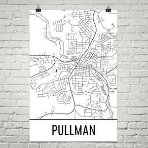 Pode incluir: Um mapa de linhas em preto e branco de Pullman, Washington. O mapa mostra as ruas e os pontos de referência da cidade. A palavra "PULLMAN" está impressa em preto na parte inferior do mapa.