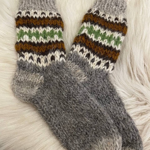 Extra cálidos y elegantes: sumerja sus pies en comodidad y calidez con nuestros calcetines de lana, perfectos para días fríos y declaraciones de moda. Tamaño grande.