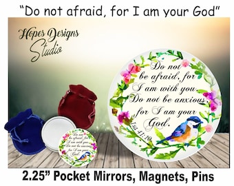Puede incluir: Un espejo de bolsillo de 5,7 cm de diámetro con fondo blanco y diseño floral. El espejo presenta un pájaro azul y el texto "No temas, porque yo estoy contigo; no te angusties, porque yo soy tu Dios. Isaías 41:10".