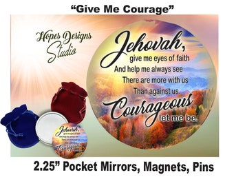 Puede incluir: Un espejo de bolsillo redondo de 5,7 cm con una escena de montaña colorida y el texto "Jehovah, dame ojos de fe y ayúdame a ver siempre. Hay más con nosotros que contra nosotros. Valiente, déjame ser." El espejo está rodeado por una bolsa de terciopelo rojo y una bolsa de terciopelo azul.