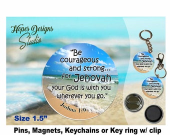 Puede incluir: Una insignia, un imán o un llavero redondo de 3,8 cm con una escena de playa y el texto "Sé valiente y fuerte... porque Jehová, tu Dios, está contigo dondequiera que vayas." Josué 1:9