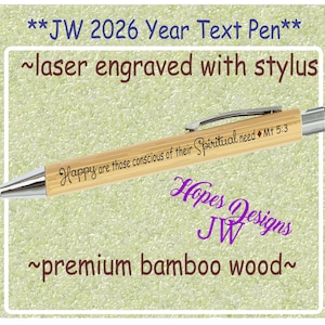 Puede incluir: Bolígrafo de bambú con punta de lápiz óptico, grabado con láser con el texto "Happy are those conscious of their Spiritual need Mt 5:3". El bolígrafo también tiene el texto "JW 2026 Year Text Pen" y "Hopes Designs JW".
