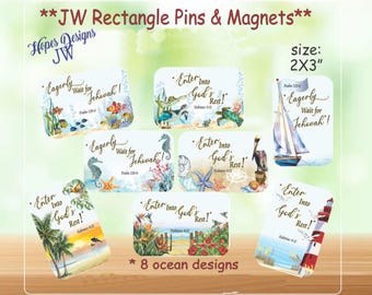 Puede incluir: Ocho diseños diferentes de pines y imanes rectangulares de 5,1 x 7,6 cm con temas oceánicos. Los diseños presentan diversas escenas oceánicas, incluyendo un velero, un faro, un pelícano, un caballito de mar y una tortuga. Cada diseño incluye un versículo bíblico y una cita.