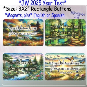 Puede incluir: Cuatro botones rectangulares de 7,62 x 5,08 cm con una escena de naturaleza y el texto "GIVE Jehovah THE glory DUE HIS NAME" PSALM 96:8. Los botones están disponibles en inglés o español.