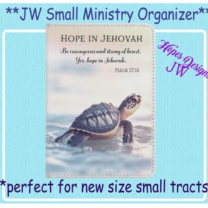 Könnte beinhalten: Ein kleiner Ministeriums-Organizer mit einem Schildkrötenbild und dem Text "HOPE IN JEHOVAH". Der Organizer ist für kleine Traktate konzipiert und enthält den Text "Sei mutig und stark im Herzen. Ja, hoffe auf Jehova. Psalm 27:14".