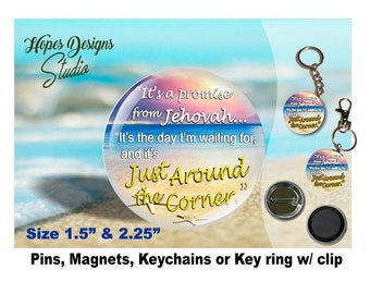 Puede incluir: Un conjunto de pines, imanes y llaveros con un diseño colorido que representa una escena de playa y el texto "It's a promise from Jehovah... It's the day I'm waiting for, and it's Just Around the Corner". Los artículos están disponibles en dos tamaños: 1,5 pulgadas y 2,25 pulgadas.