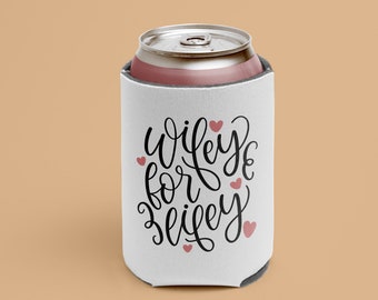 Wifey for Lifey lata más fresca, Enfriador de latas de boda, Regalo para la novia, Manga de cerveza de la novia, Favores de la fiesta de bodas, Despedida de soltera Latas refrigeradores