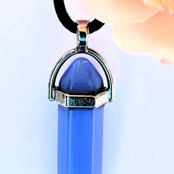 Natural gemstone turquoise Achat quartz pendant with braided leather cord