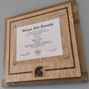 Marco para diploma de los Spartans de la Universidad Estatal de Michigan. Licencia oficial (8321). Regalo.