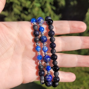 Ręcznie robiony zestaw bransoletek z koralików z kamieni szlachetnych: lapis lazuli, onyks i niebieski piaskowiec