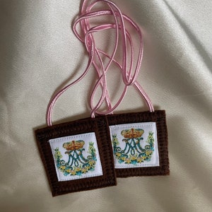 Girl’s brown scapular