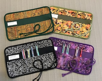 Puede incluir: Cuatro estuches coloridos para ganchillos. Los estuches son rectangulares con solapa y cierre de lazo. Los diseños incluyen cachemir, hojas de otoño, hojas en blanco y negro y batik morado. Cada estuche contiene varios ganchillos.