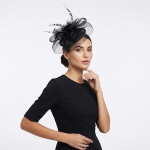 Statement-starker schwarzer Fascinator: Elegantes Haar- oder Hutaccessoire mit Blume und Federn