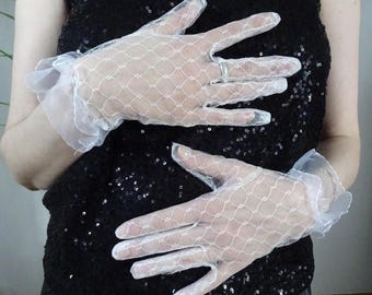 Short lace gloves: for weddings and proms