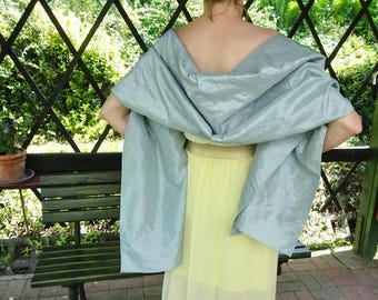 Châle pour mariage en taffetas gris-menthe : pour les demoiselles d'honneur et les grandes occasions