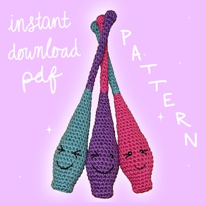 Puede incluir: Tres mazas de malabares de crochet en turquesa, morado y rosa con caras sonrientes. Las mazas están dispuestas en forma de triángulo con el texto "PATTERN" escrito verticalmente en el lado derecho de la imagen. El texto "descarga instantánea pdf" está escrito en el lado izquierdo de la imagen.
