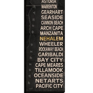 Puede incluir: Una impresi&oacute;n gr&aacute;fica en blanco y negro con los nombres de las ciudades de la costa de Oreg&oacute;n. Los nombres est&aacute;n escritos en una columna vertical, comenzando por Astoria y terminando por Pacific City. El texto est&aacute; en una fuente de estilo vintage.