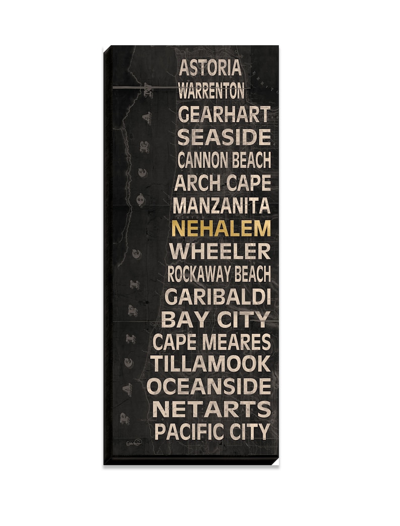 Puede incluir: Una impresi&oacute;n gr&aacute;fica en blanco y negro con los nombres de las ciudades de la costa de Oreg&oacute;n. Los nombres est&aacute;n escritos en una columna vertical, comenzando por Astoria y terminando por Pacific City. El texto est&aacute; en una fuente de estilo vintage.