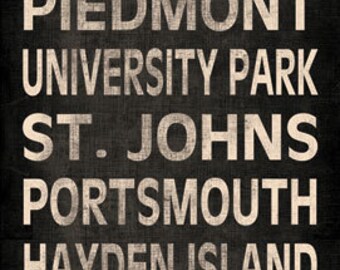 Peut inclure: Une impression typographique en noir et blanc présentant les noms de quartiers de la ville de Portland, Oregon. Les noms sont imprimés dans une police de caractères de style vintage et sont disposés en colonne verticale.