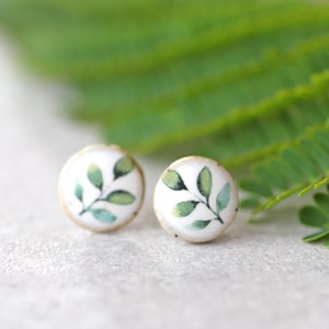 Bladvormige keramische studs van 12 mm • Keramische oorbellen van 12 mm • Oorknopjes voor elke dag • Keramische studs • Chirurgisch staal • Cadeaus voor haar • Leaf Stud