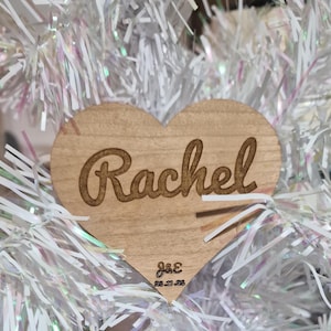 Nomes de lugares de casamento de madeira em forma de coração personalizados Nomes de lugares, Configurações de lugares de casamento, Lembrancinhas de casamento,