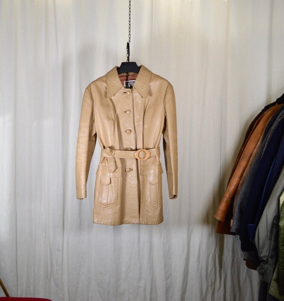 Mid-length glossy leather jacket with belt/woman w