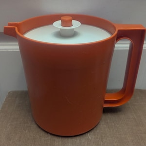 Jarra Tupperware vintage de 2 cuartos, modelo 1575, color naranja cosecha, con botón pulsador.