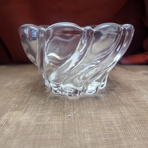 Bougeoir en cristal Mikasa, menthe poivrée, bords festonnés - 2,5 po. T avec boîte de rangement vintage